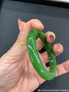 和田玉碧玉手镯57口径,俄碧老矿料子.果阳绿色,颜色纯正,玉质细腻油润